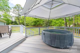 The Davis Den Stylish Pet-Friendly Escape - 0
