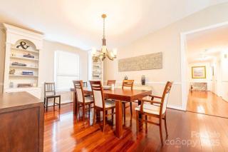 The Davis Den Stylish Pet-Friendly Escape - Charlotte - 7