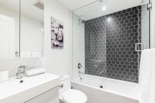 Beautifully Furnished 3BR Apartment Close to High Park - Toronto - 7