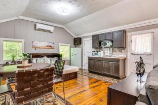 Hot Tub and Deck Cabin Hideaway in Brown County - 2
