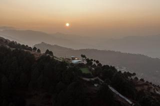1 br Stay Enclosing the Mountains Nivriti Cottage by RoamHome - Bhikia Sain - 1