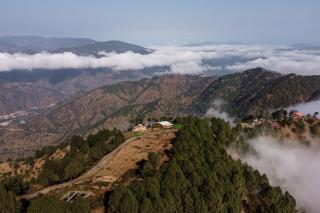 1 br Stay Enclosing the Mountains Nivriti Cottage by RoamHome - 3
