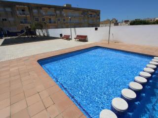 Ap ELS PINS, ideal para tus vacaciones cerca del mar, wifi gratuito, aire acondicionado , piscina comunitaria, se admiten mascotas, playa para perros - ES-184-68 - 8
