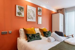 Love Nest Lodge 1BR with Hot Tub and Outdoor Cinema - Garnant - 9