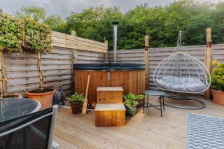 Love Nest Lodge 1BR with Hot Tub and Outdoor Cinema - Garnant - 8