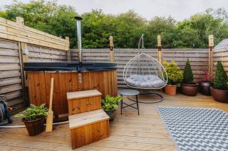 Love Nest Lodge 1BR with Hot Tub and Outdoor Cinema - Garnant - 7