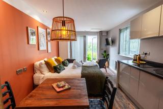 Love Nest Lodge 1BR with Hot Tub and Outdoor Cinema - Garnant - 5
