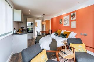 Love Nest Lodge 1BR with Hot Tub and Outdoor Cinema - Garnant - 3
