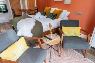 Love Nest Lodge 1BR with Hot Tub and Outdoor Cinema - Garnant - 2