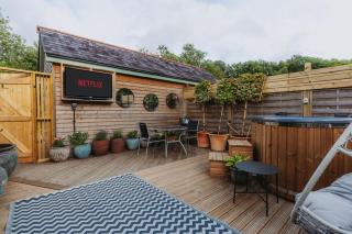 Love Nest Lodge 1BR with Hot Tub and Outdoor Cinema - Garnant - 1