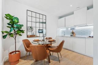 Luxury Apartment - Excellent Location - Free Secure Parking, Self-Check-In, Fast Wifi, Access to Residents-Only Gym, Cinema Room, Games Room and Work Space by Yoko Property - 1