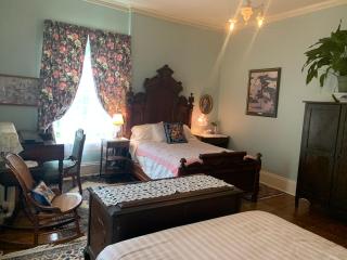 The House of Elsie Bed and Breakfast - Niagara on the Lake - 3