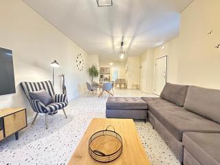 Paloma Lux Retreat-15' to Central Athens - 0