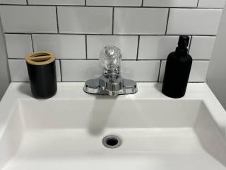 Chic Getaway | 1BR Suite w/ Parking & AC - Windsor - 2
