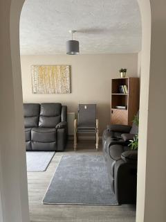 Near Saltaire, Bingley, Beautiful & Spacious, Entire 2-Bed House, Kitchen, Washer Dryer, Parking & Garden - 3