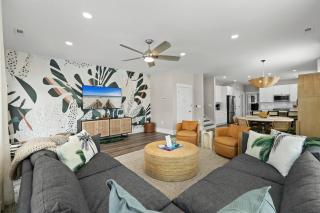 Immaculate 5BR Retreat- Pool and More! The Blue Palm - 0