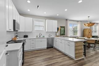 Immaculate 5BR Retreat- Pool and More! The Blue Palm - 7