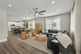 Immaculate 5BR Retreat- Pool and More! The Blue Palm - 3