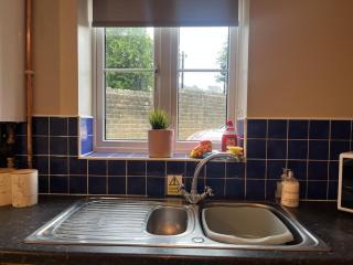 Near Saltaire, Bingley, Beautiful & Spacious, Entire 2-Bed House, Kitchen, Washer Dryer, Parking & Garden - Bradford - 2