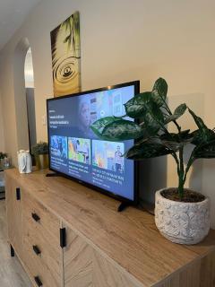 Near Saltaire, Bingley, Beautiful & Spacious, Entire 2-Bed House, Kitchen, Washer Dryer, Parking & Garden - Bradford - 3