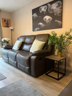 Near Saltaire, Bingley, Beautiful & Spacious, Entire 2-Bed House, Kitchen, Washer Dryer, Parking & Garden - Bradford - 8