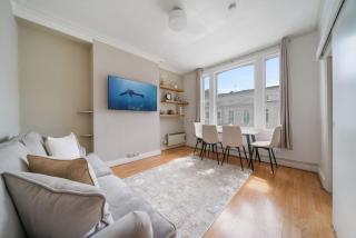 Elegant 2 Bed Home in Kensington - 3