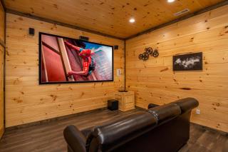 5 Br Sleeps 16 Hot Tub Game Room Movie Room - 5