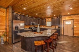 5 Br Sleeps 16 Hot Tub Game Room Movie Room - 3