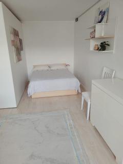 WHITE APARTMENTS free parking self check-inn - 2