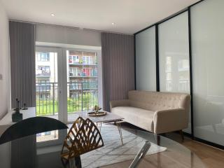 Sunny Gardens 3-Bed Apartment in London - 2