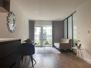 Sunny Gardens 3-Bed Apartment in London - 4