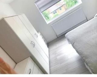 Sunny Gardens 3-Bed Apartment in London - 8