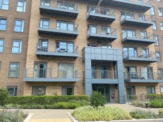 Sunny Gardens 3-Bed Apartment in London - 1