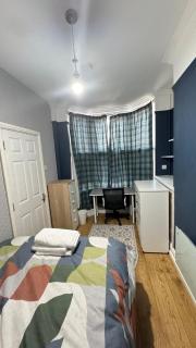 King-size 3Bed House in Leicester - 6
