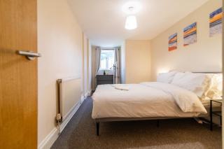 Charming 3 Bed Flat by Harbour - 9