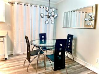 Executive & Luxury 2-bedroom Townhouse with Pool - Greensboro - 9