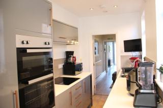 King-size 3Bed House in Leicester - 2