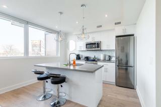 Bright & Inviting 3BR Apartment near High Park - Toronto - 3