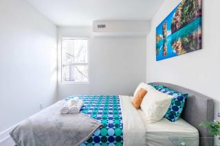 Bright & Inviting 3BR Apartment near High Park - Toronto - 1