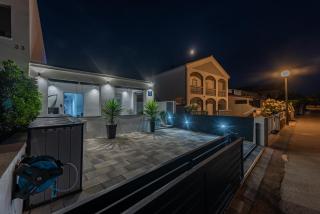 Tiny Pool House - 7