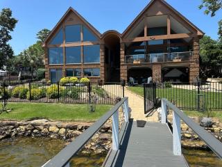 Luxe Lakeside Escape - Chapin - 8