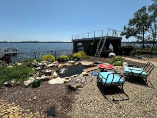 Luxe Lakeside Escape - Chapin - 7