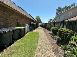 Luxe Lakeside Escape - Chapin - 4