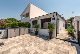Tiny Pool House - 2