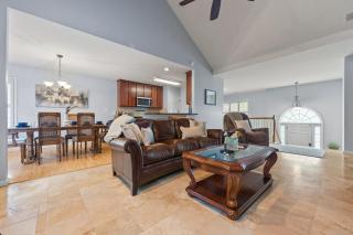 Relaxing 3BR Duplex Home w/ Pool & Patio - 8