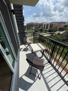 Newly build high rise apartment 2bed, 2ba, pool access - Houston - 8