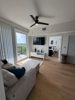 Newly build high rise apartment 2bed, 2ba, pool access - Houston - 0