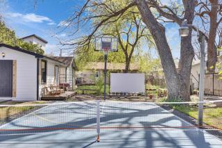 Walkable Oasis and Guest Suite with Pickleball Court - Austin - 4