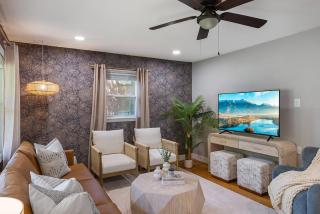 Cozy 5BD | Sleeps 10 | Karaoke, BBQ & Large Yard - Charlotte - 8