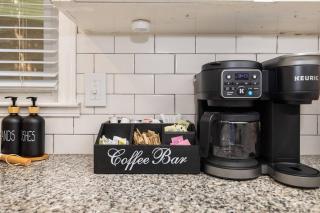 Cozy 5BD | Sleeps 10 | Karaoke, BBQ & Large Yard - Charlotte - 4